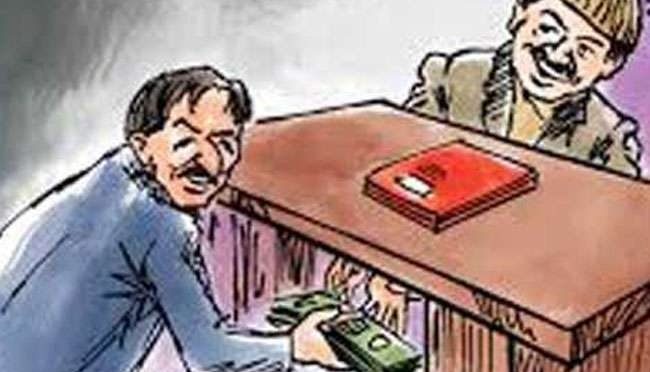 रंगेहाथ घूस लेते पकड़े गए दरोगा जी