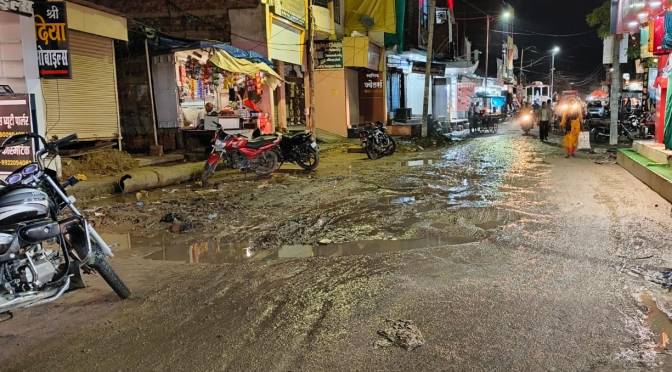 सीवर पाइपलाइन कार्य के कारण हो रहा नगर में जल जमाव : विनोद अग्रवाल