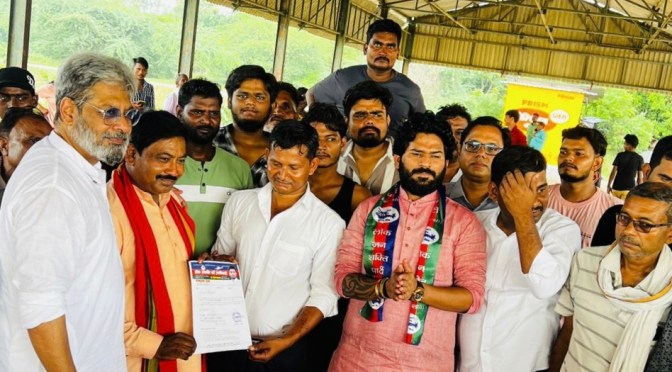 नरेंद्र पासवान बने लोजपा के ज़िला उपाध्यक्ष, संगठन मंत्री सिद्धांत मिश्र ने दिया नियुक्ति पत्र