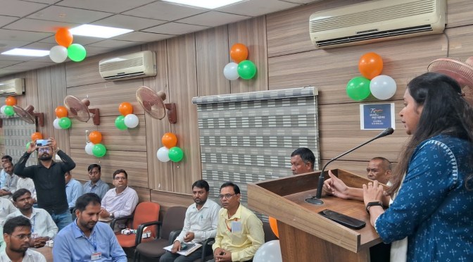 कोई कार्य न करें जिससे शासन-प्रशासन की छवि धूमिल हो:डीएम