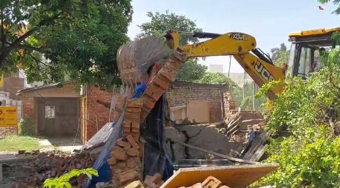 अतिक्रमण कारियों पर चला रेलवे प्रशासन का चला बुलडोजर