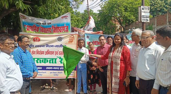 डीएम ने हरी झंडी दिखाकर संचारी रोग नियंत्रण अभियान का किया शुभारंभ