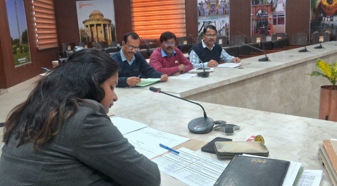 चकबंदी कार्यों की डीएम ने की समीक्षा, दिया निर्देश