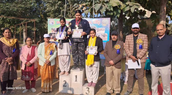 विजेता छात्राओं को डॉ राजीव व्यास ने पदक और प्रमाण पत्र से किया सम्मानित