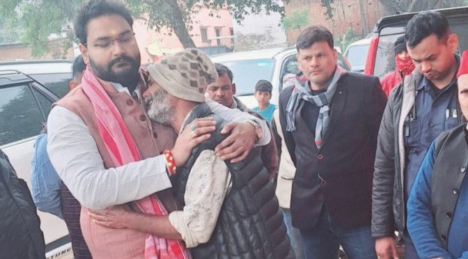 सपा जिला अध्यक्ष के साथ राजकुमार पाण्डेय पहुंचे गंगा किन्नर के घर, बोलें….