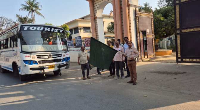 पीजी कॉलेज की टीम को प्राचार्य ने हरी झंडी दिखाकर प्रयागराज के लिए किया रवाना