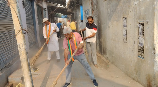 भाजपा कार्यकर्ताओं ने झाड़ू लगाकर चलाया स्वच्छता अभियान