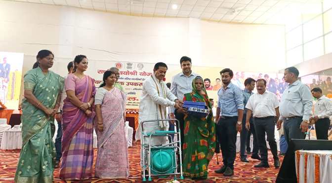 500 लाभार्थियों को मंत्री ने वितरित किया उपकरण