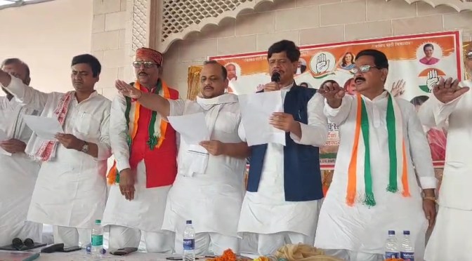 कांग्रेस के वरिष्ठ नेता नकुल दुबे ने नवगठित टीम को पद एवं गोपनीयता की दिलाई शपथ