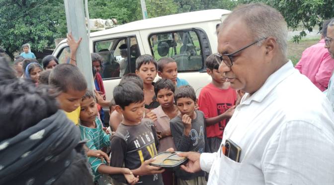 जिला प्रशासन ने बाढ़ प्रभावित गांव का किया निरीक्षण,बांटा राहत सामग्री