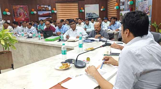 डीएम ने जिला स्वास्थ्य समिति की बैठक,रोका वेतन