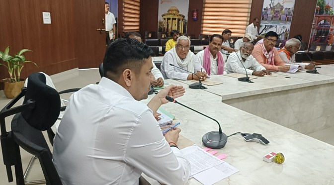 राजनीतिक दलों के जनप्रतिनिधियों और अधिकारियों के साथ डीएम ने की बैठक