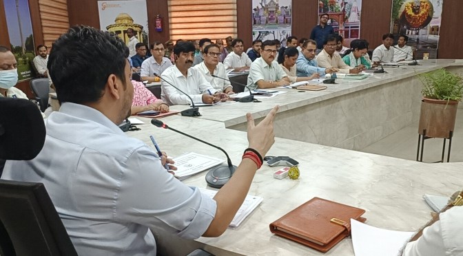 सख्त निर्देश देते हुए डीएम ने रोका वेतन