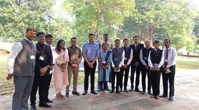 जनपद आगमन पर डीएम ने किया अधिकारी प्रशिक्षुओं का स्वागत