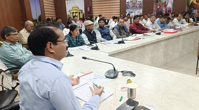 आवासों को जल्द से जल्द पूर्ण करें खण्ड विकास अधिकारी:सीडीओ