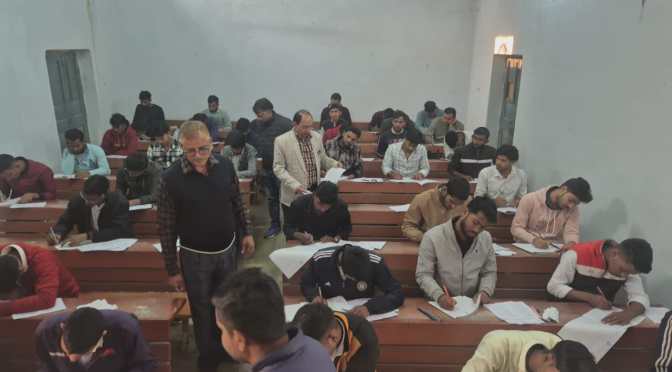 विश्वविद्यालय परीक्षा में तीन नकलची पकड़े गए