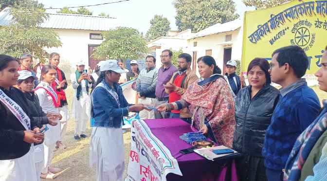 उत्कृष्ट प्रदर्शन करने वाली छात्राओं को प्राचार्य ने किया सम्मानित