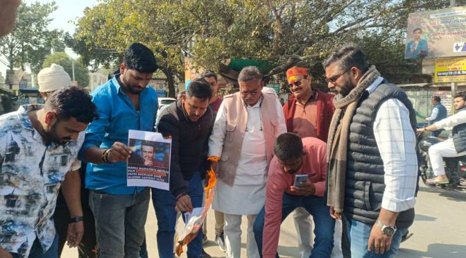 घूसखोर पंडत फिल्म का पूर्वांचल छात्र सेना ने किया विरोध, फूंका पोस्टर