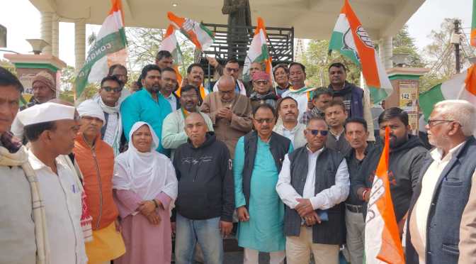 कांग्रेसियों ने ‘मनरेगा बचाओ संग्राम’ निकाली पदयात्रा