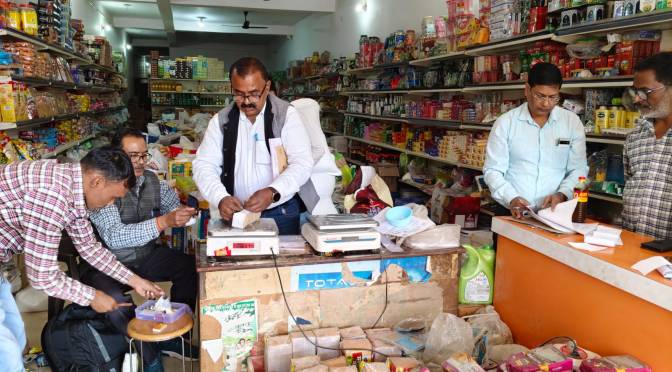 खाद्य विभाग ने लिए कई दुकानों से खाद्य पदार्थों के नमूने, जांच के बाद होगी कार्यवाही