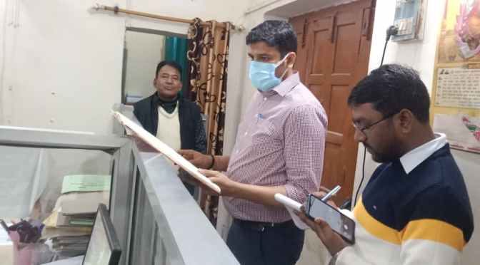 डीएम ने किया निरीक्षण, रोका वेतन, मांगा स्पष्टीकरण