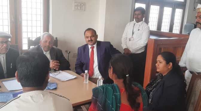 जनपद न्यायाधीश ने वादकारियों के बीच कराया सुलह समझौता