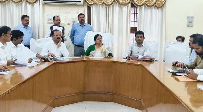 राज्य मंत्री ने अधिकारियों संग बैठक कर सरकार की विभिन्न लाभपरक योजनाओं की समीक्षा