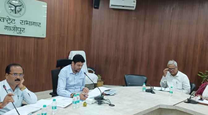 डीएम की अध्यक्षता में महत्वपूर्ण योजनाओं,विकास कार्य की हुई समीक्षा बैठक,दिए सख्त निर्देश