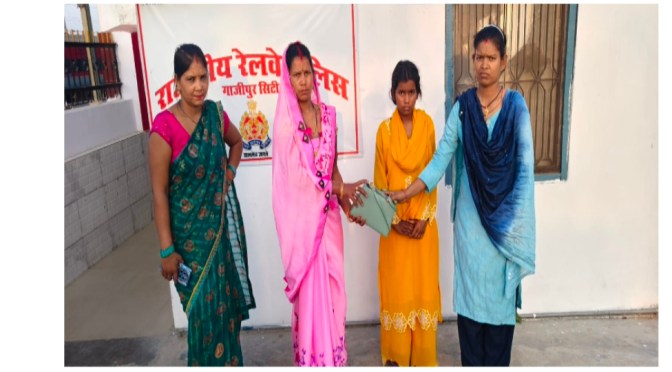 लड़की और गहनों को जीआरपी पुलिस ने परिजनों को सौंपा