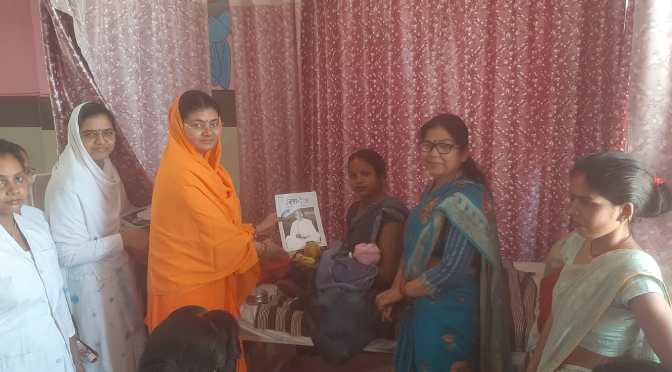 मातृ दिवस पर जिला महिला चिकित्सालय में फल वितरण, हुआ सत्संग व भंडारा