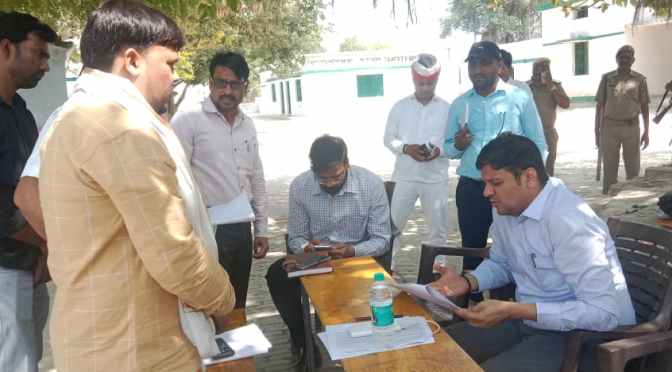 फार्मर रजिस्ट्री अभियान का डीएम ने किया स्थलीय निरीक्षण,ली जानकारी