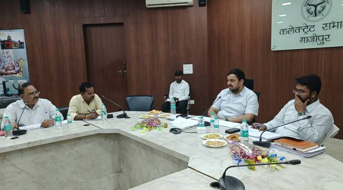 गलत बिलिंग करने पर मीटर रीडरों को करें बर्खास्त:डीएम
