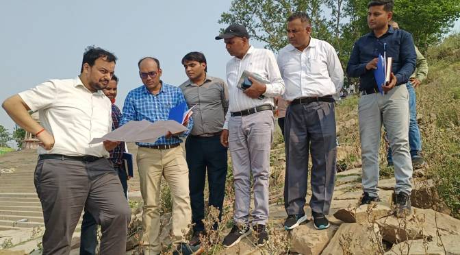 ठेकेदार को नोटिस भेज कर कार्य को समय से कराएं पूरा:डीएम