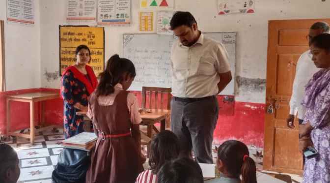 डीएम ने ली बच्चों की क्लास, दिया निर्देश