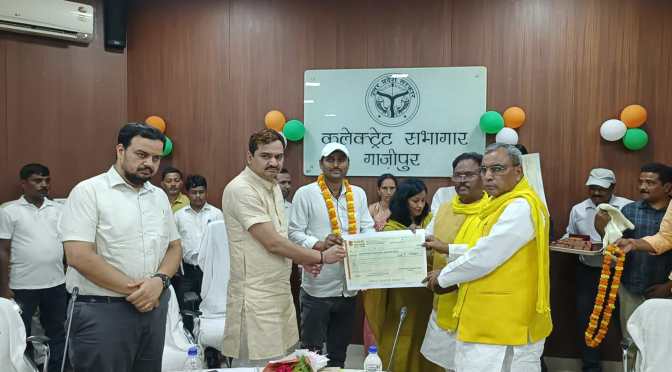 कैबिनेट मंत्री और एमएलसी ने वितरित किया अनुदेशकों को चेक