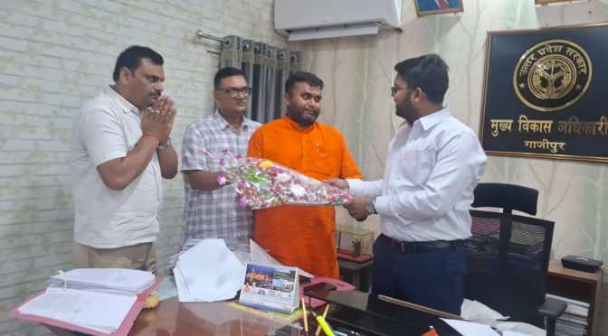नवागत सीडीओ से प्रतिनिधि मंडल के साथ मिले कर्मचारी नेता दुर्गेश श्रीवास्तव