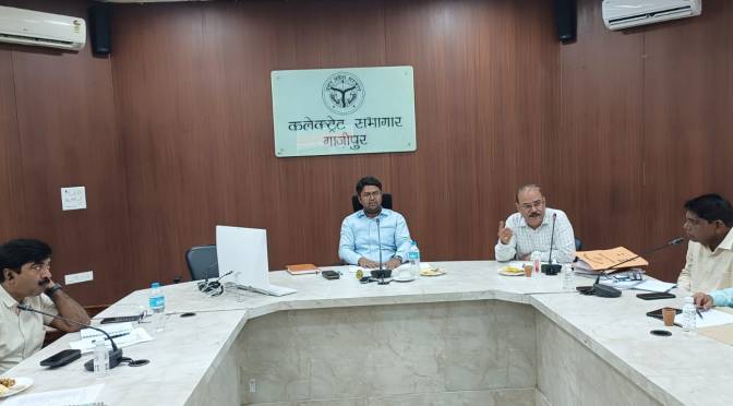 छुट्टा घूम रहे गोवशों को गोआश्रय स्थल में कराए संरक्षित:सीडीओ