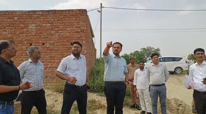 डीएम ने किया सेंटर ऑफ एक्सीलेंस की स्थापना के लिए चिन्हित भूमि का स्थलीय निरीक्षण