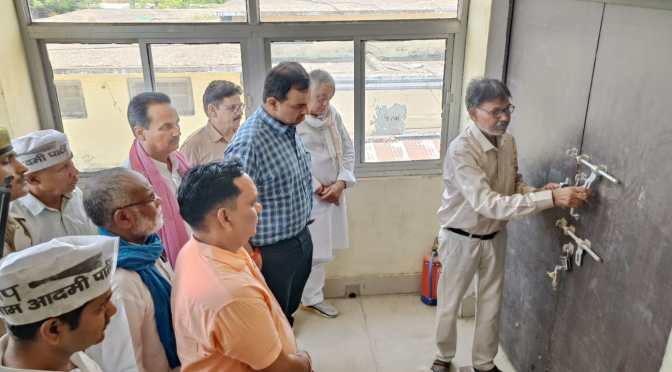 डीएम ने किया ईवीएम गोदाम का निरीक्षण
