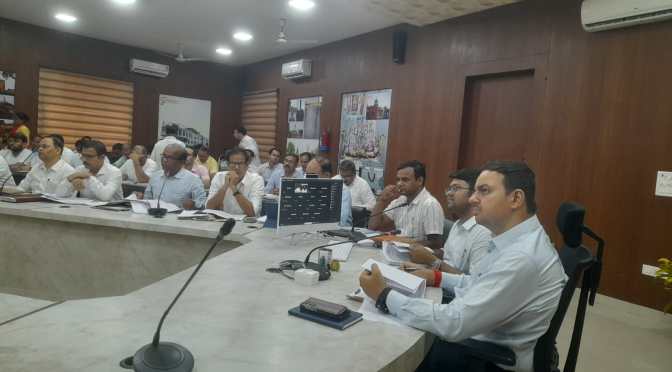डीएम ने अधिकारी का रोका वेतन, मांगा स्पष्टीकरण