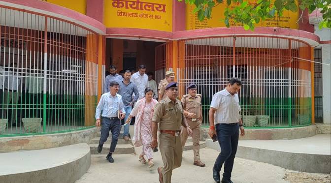 यूपी टेट परीक्षा को लेकर डीएम और एसपी ने किया परीक्षा केंद्रों का निरीक्षण