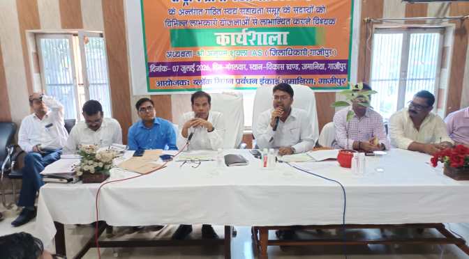 सीडीओ ने समूह की महिलाओं से संवाद कर कार्यों की ली जानकारी