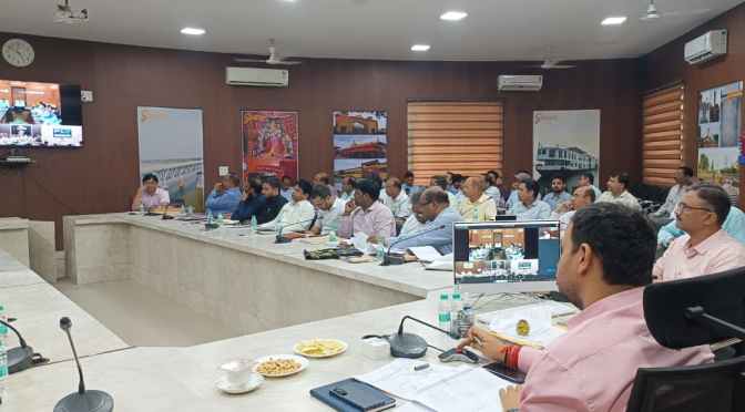 मण्डलायुक्त ने विभागों को प्रगति बढ़ाने के दिए निर्देश