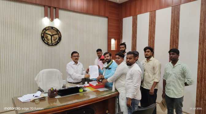 सीएम योगी से वार्ता व ज्ञापन सौंपने के लिए एसडीएम को सौंपा पत्रक