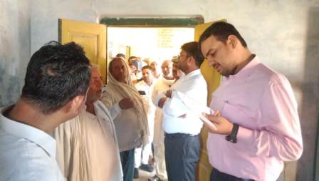 डीएम ने किया औचक निरीक्षण, किसानों से लिया वितरण व्यवस्था का फीडबैक