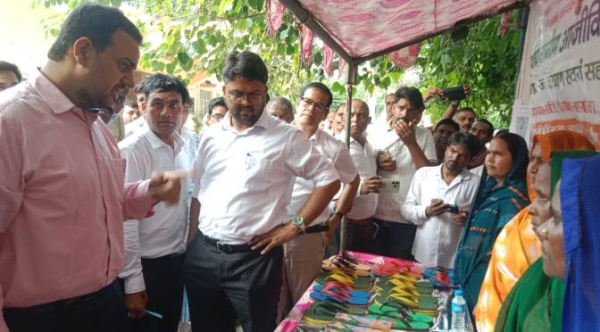 डीएम ने स्वयं सहायता समूह की महिलाओं के उत्पादों की प्रदर्शनी का किया अवलोकन