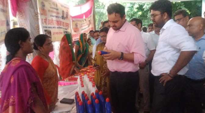 डीएम ने स्वयं सहायता समूह की महिलाओं से संवाद कर समस्याओं,सुझावों की ली जानकारी,अधिकारियों को दिए निर्देश