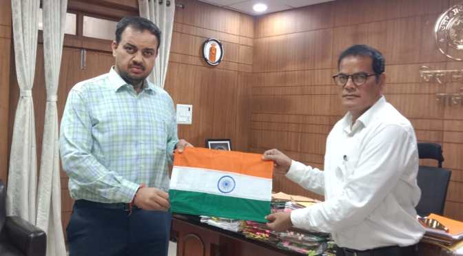 तिरंगा देश की एकता,अखंडता,स्वाभिमान और गौरव का प्रतीक है:डीएम
