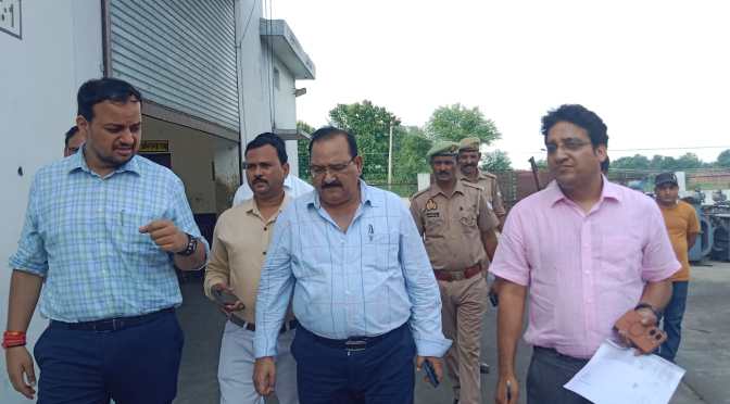 डीएम ने किया वर्कशॉप का निरीक्षण,कार्यप्रणाली में कमियां पाए जाने पर अधिकारी को दिए जांच के निर्देश