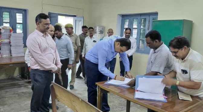 डीएम ने किया ईवीएम गोदाम का निरीक्षण,दिए निर्देश